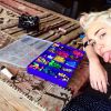 Miley Cyrus en plein atelier "collier de perle" en l'honneur de son chien décédé, Floyd, en juin 2014.