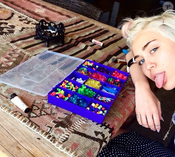 Miley Cyrus en plein atelier "collier de perle" en l'honneur de son chien décédé, Floyd, en juin 2014.