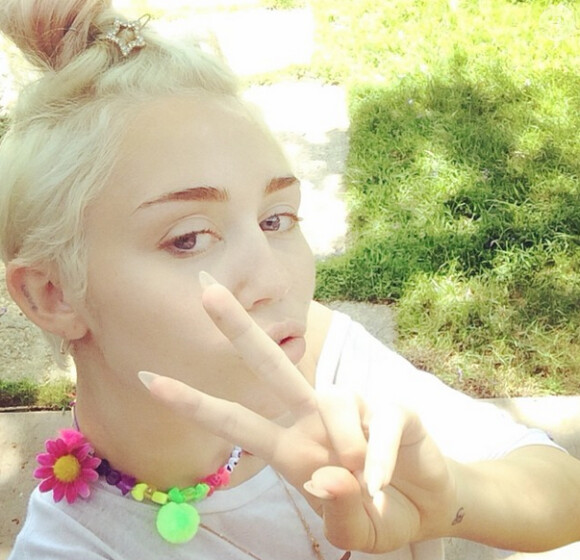 Miley Cyrus en plein atelier "collier de perle" en l'honneur de son chien décédé, Floyd, en juin 2014.