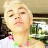 Miley Cyrus en plein atelier "collier de perle" en l'honneur de son chien décédé, Floyd, en juin 2014.