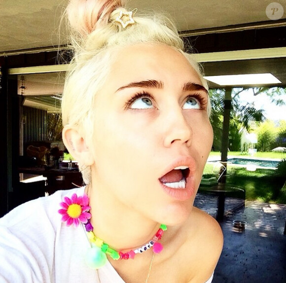 Miley Cyrus en plein atelier "collier de perle" en l'honneur de son chien décédé, Floyd, en juin 2014.