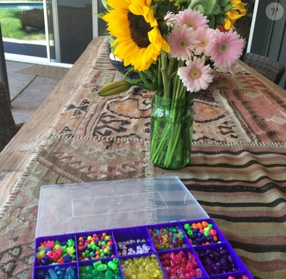 Miley Cyrus en plein atelier "collier de perle" en l'honneur de son chien décédé, Floyd, en juin 2014.