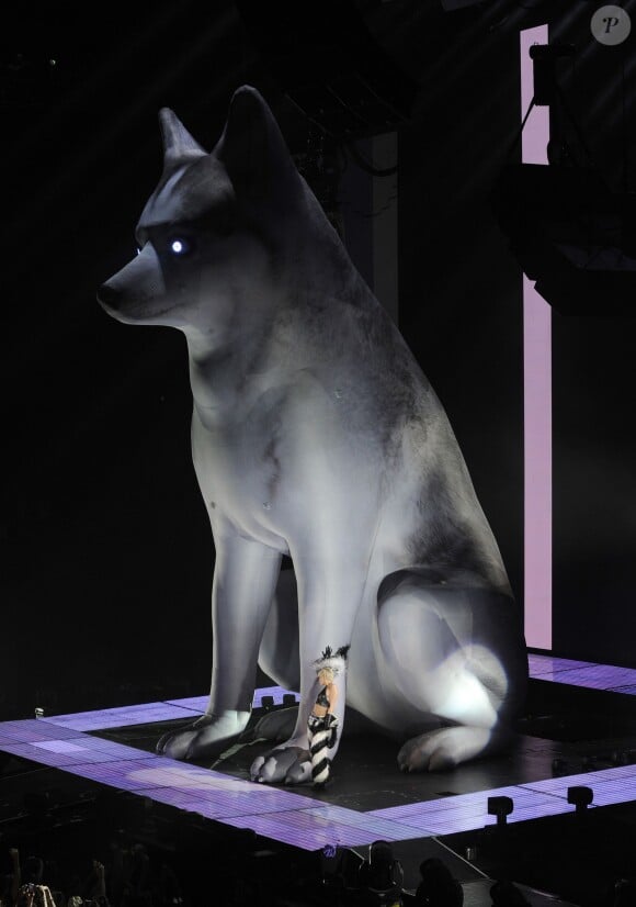 Durant son "Bangerz Tour", Miley Cyrus rendait hommage à son chien mort, Floyd, en chantant au pied d'un énorme ballon à son effigie. Ici à Amsterdam, le 22 juin 2014, derniène date de sa tournée. 