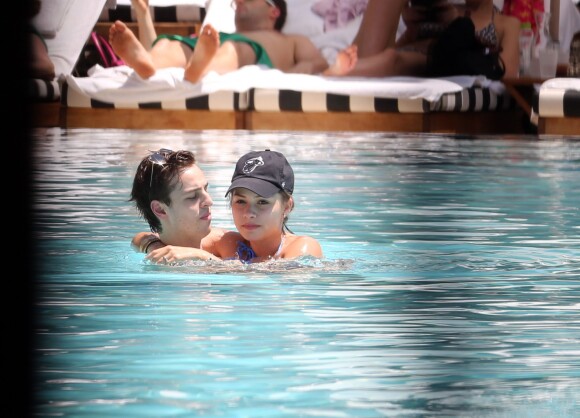 Exclusif - L'ex-petite amie du footballeur Neymar, Gabriella Lenzi, passe des vacances romantiques au bord de la piscine à Miami le 29 juin 2014.