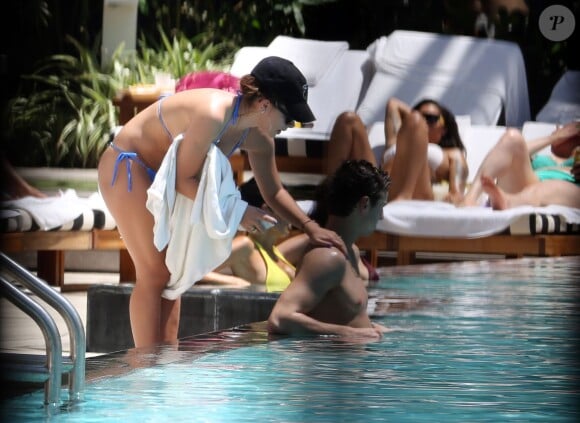 Exclusif - L'ex-petite amie de Neymar Gabriella Lenzi passe des vacances romantiques au bord de la piscine à Miami le 29 juin 2014.
