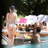 Exclusif - L'ex-petite amie de Neymar Gabriella Lenzi passe des vacances romantiques au bord de la piscine à Miami le 29 juin 2014.