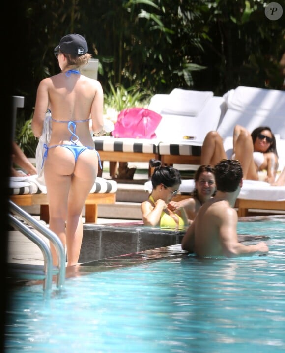Exclusif - L'ex-petite amie de Neymar Gabriella Lenzi passe des vacances romantiques au bord de la piscine à Miami le 29 juin 2014.