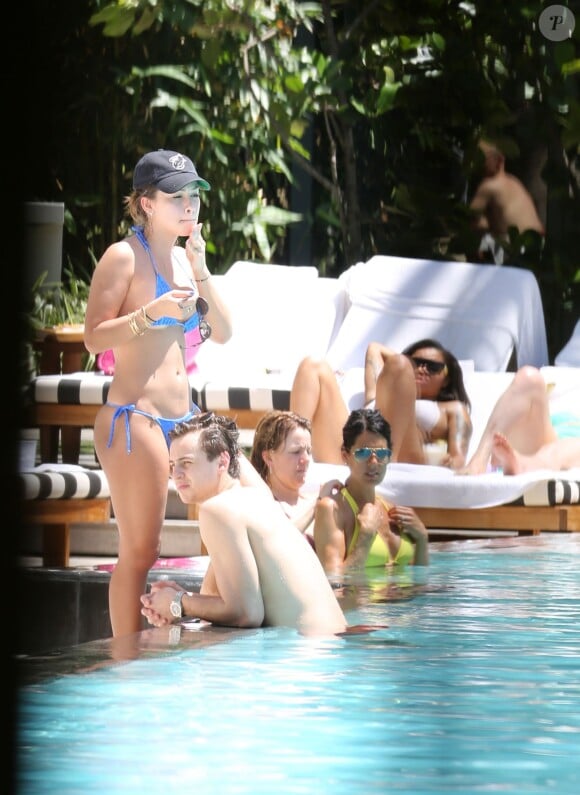 Exclusif - L'ex-petite amie de Neymar Gabriella Lenzi passe des vacances romantiques au bord de la piscine à Miami le 29 juin 2014.
