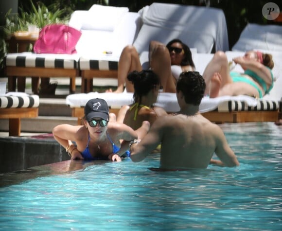 Exclusif - L'ex-petite amie de Neymar Gabriella Lenzi passe des vacances romantiques au bord de la piscine à Miami le 29 juin 2014.