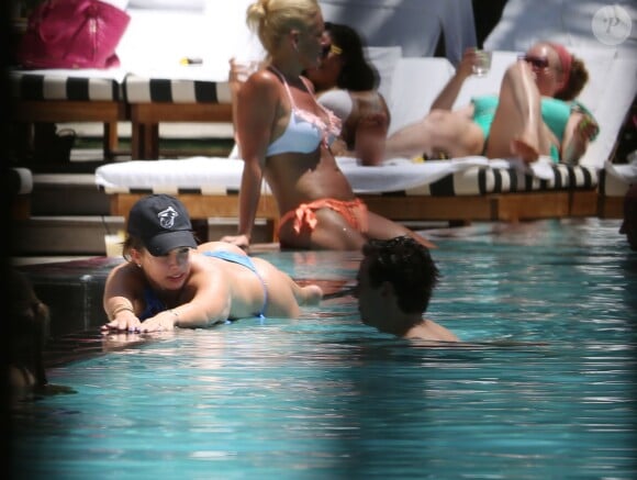 Exclusif - L'ex-petite amie de Neymar Gabriella Lenzi passe des vacances romantiques au bord de la piscine à Miami le 29 juin 2014.