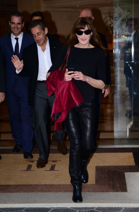 Nicolas Sarkozy et sa femme Carla Bruni-Sarkozy quittent leur hôtel à Barcelone, le 19 juin 2014.
