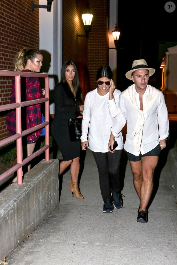 Kim, Kourtney et Khloé Kardashian se sont rendues au cinéma, à Southampton. Le 30 juin 2014.