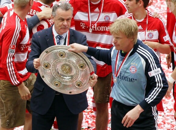 Oliver Kahn et Ottmar Hitzfeld célèbrent le titre de champion d'Allemagne à l'Allianz-Arena de Munich, le 17 mai 2008