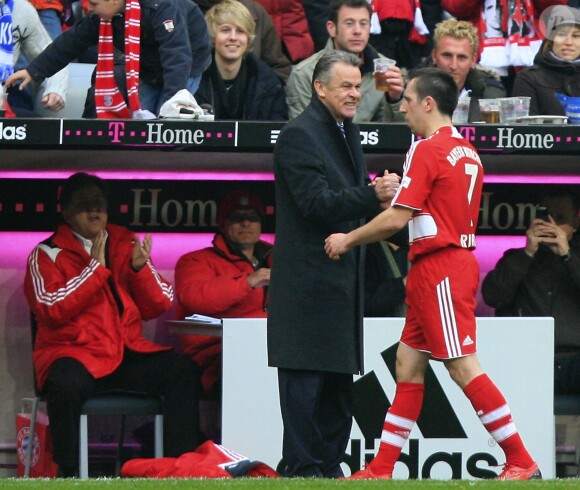 Ottmar Hitzfeld et Franck Ribéry après la victoire du Bayern Munich sur Karlsruhe à Munich, le 8 mars 2008