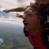 Le saut en parachute d'Eddy (Les Anges de la télé-réalité 6 - épisode du mercredi 2 juillet 2014.)