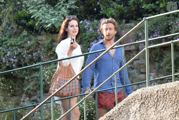 Lana Del Rey et Francesco Carrozzini dans les rues de Portofino, le 1er juillet 2014