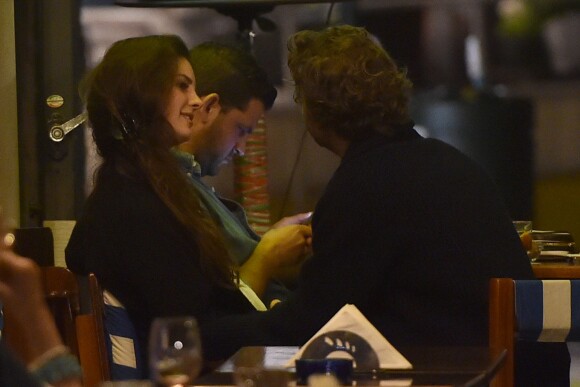 Lana Del Rey et Francesco Carrozzini assistent au match Belgique - Etats-Unis dans un resturant de Portofino, le 1er juillet 2014