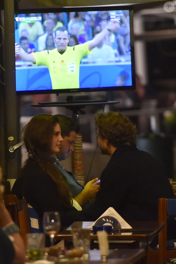 Lana Del Rey et Francesco Carrozzini assistent au match Belgique - Etats-Unis dans un resturant de Portofino, le 1er juillet 2014