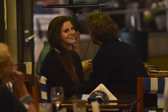 Lana Del Rey et Francesco Carrozzini assistent au match Belgique - Etats-Unis dans un resturant de Portofino, le 1er juillet 2014