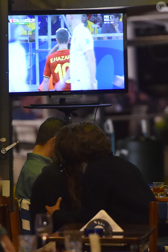 Lana Del Rey et Francesco Carrozzini assistent au match Belgique - Etats-Unis dans un resturant de Portofino, le 1er juillet 2014