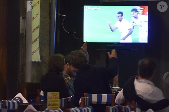 Lana Del Rey et Francesco Carrozzini assistent au match Belgique - Etats-Unis dans un resturant de Portofino, le 1er juillet 2014