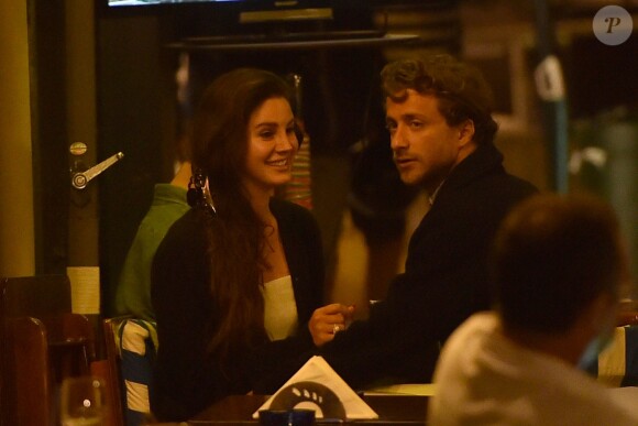 Lana Del Rey et Francesco Carrozzini assistent au match Belgique - Etats-Unis dans un resturant de Portofino, le 1er juillet 2014