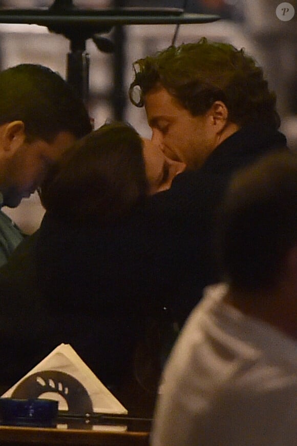 Lana Del Rey et Francesco Carrozzini assistent au match Belgique - Etats-Unis dans un resturant de Portofino, le 1er juillet 2014