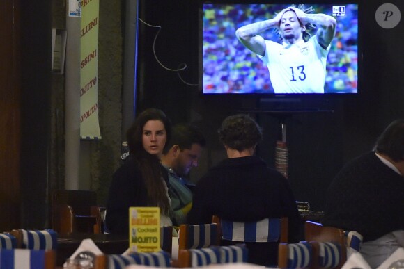 Lana Del Rey et Francesco Carrozzini assistent au match Belgique - Etats-Unis dans un resturant de Portofino, le 1er juillet 2014