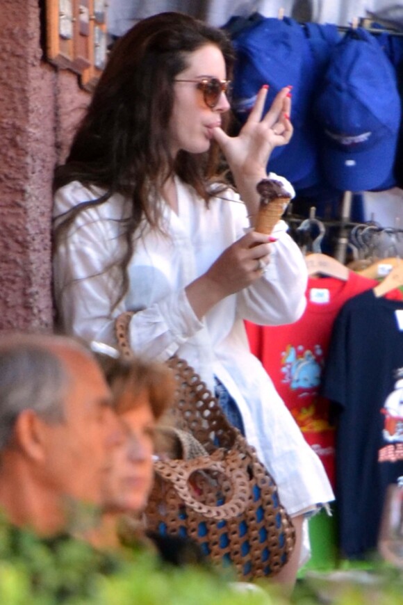 Lana Del Rey déguste une glace avec le beau Francesco Carrozzini à Portofino, le 1er juillet 2014