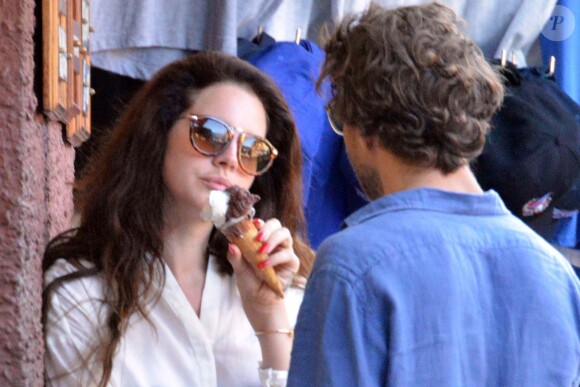 Lana Del Rey déguste une glace avec le beau Francesco Carrozzini à Portofino, le 1er juillet 2014