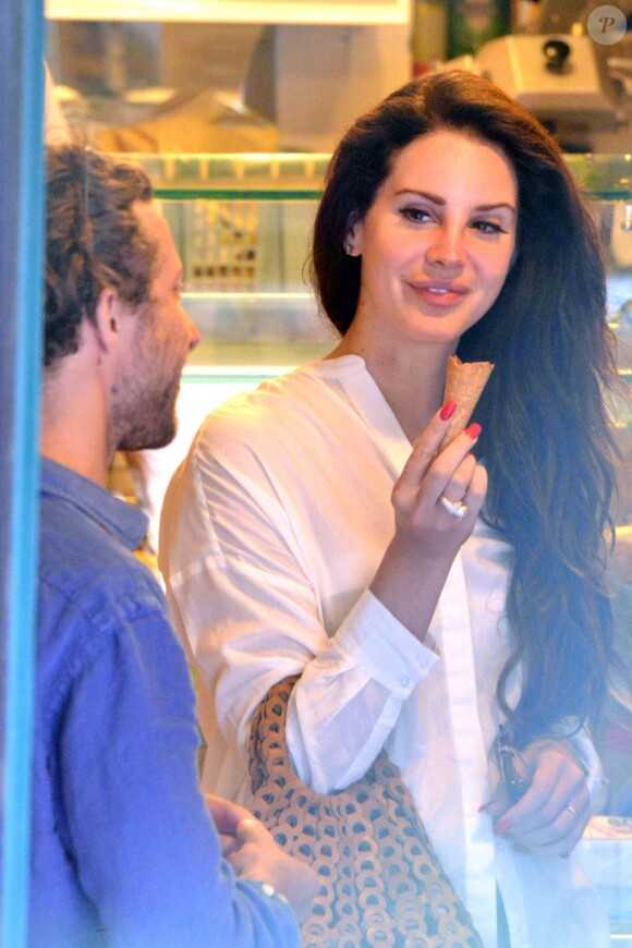 Lana Del Rey déguste une glace avec le beau Francesco Carrozzini à Portofino, le 1er juillet 2014