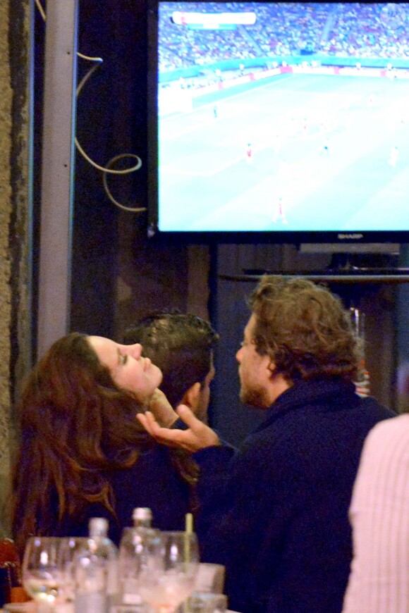 Lana Del Rey et Francesco Carrozzini dans un restaurant, lors du match entre la Belgique et les Etats-Unis, match de Coupe du monde, le 1er juillet 2014 à Portofino