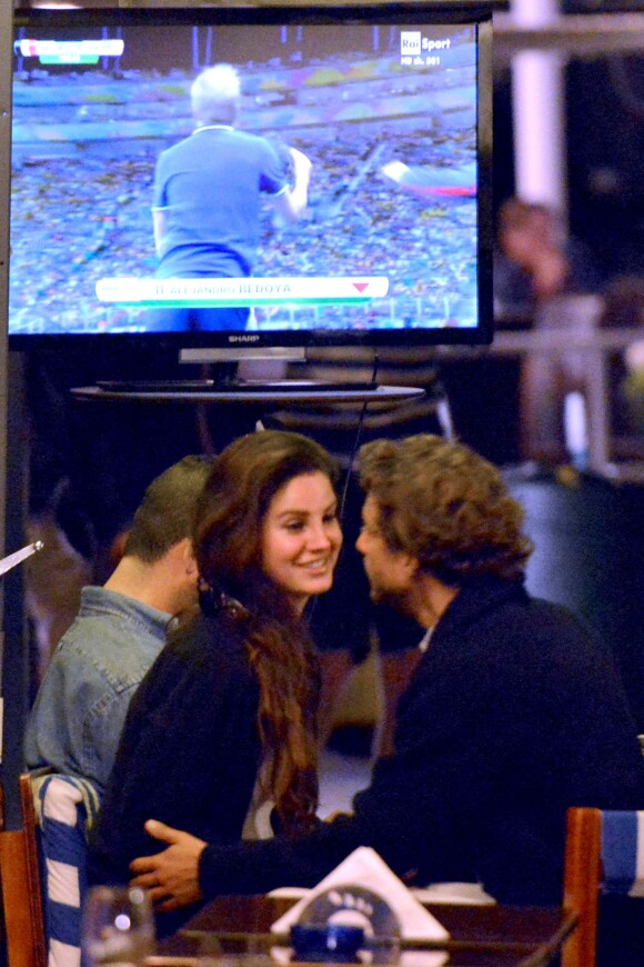 Lana Del Rey et Francesco Carrozzini dans un restaurant, lors du match entre la Belgique et les Etats-Unis, match de Coupe du monde, le 1er juillet 2014 à Portofino