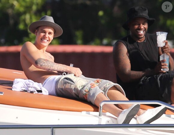 Justin Bieber se relaxe sur un yacht à Miami, le 3 juillet 2014.