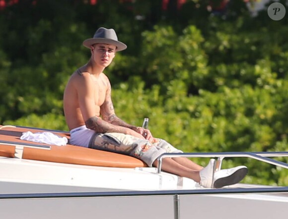Justin Bieber sur un yacht avec des amis à Miami, le 3 juillet 2014.