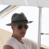 Justin Bieber se relaxe sur un yacht avec des amis à Miami, le 3 juillet 2014. Le jeune chanteur boit une bière assis sur l'avant du bateau.