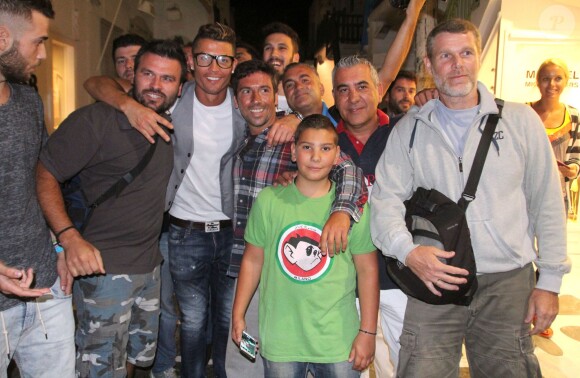 Le footballeur Cristiano Ronaldo en vacances avec des amis à Mykonos, le 3 juillet 2014.