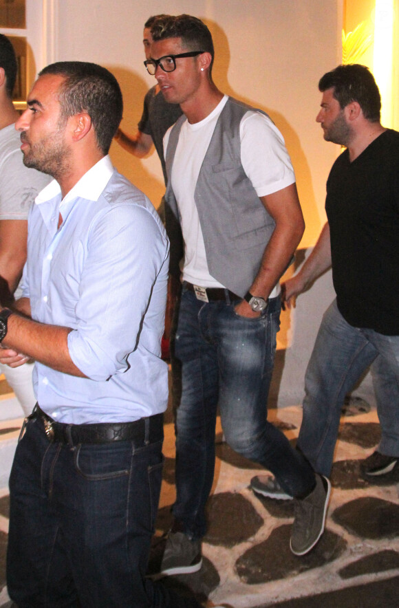 Cristiano Ronaldo avec des amis à Mykonos, le 3 juillet 2014.