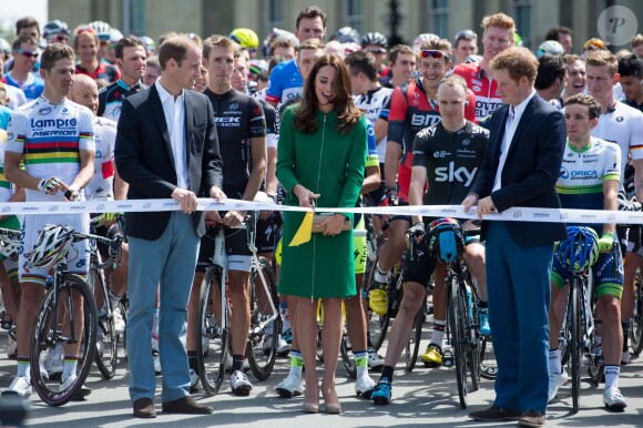 Le prince William, sa femme Kate Middleton et le prince Harry, ont coupé le rubant donnant le top départ du Tour de France, le 5 juillet 2014 à Leeds, au Royaume-Uni.