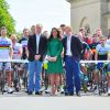 Le prince William, sa femme Kate Middleton et le prince Harry, ont coupé le rubant donnant le top départ du Tour de France, le 5 juillet 2014 à Leeds, au Royaume-Uni.