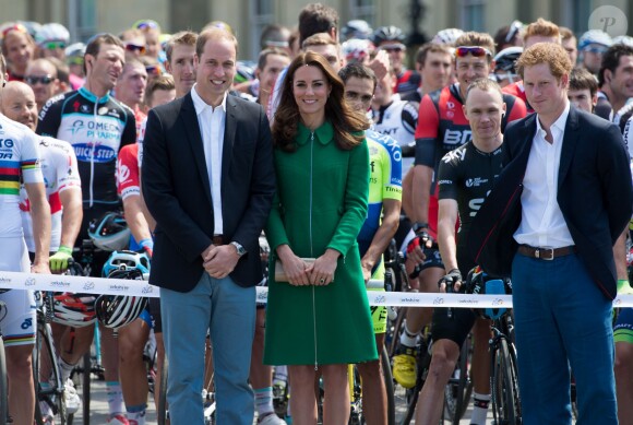 Le prince William, sa femme Kate Middleton et le prince Harry, ont coupé le rubant donnant ainsi le top départ du Tour de France, le 5 juillet 2014 à Leeds, au Royaume-Uni.