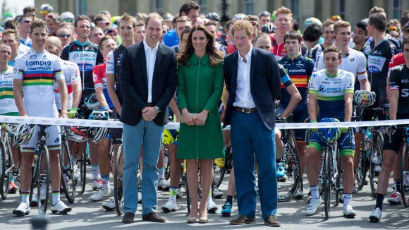 Le prince William, son épouse Kate Middleton et le prince Harry, ont coupé le rubant donnant le top départ du Tour de France, le 5 juillet 2014 à Leeds, au Royaume-Uni.