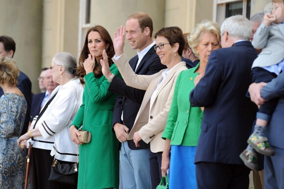 Kate Middleton et son époux le prince William regardent les cyclistes s'élancer, après le top départ du Tour de France, le 5 juillet 2014 à Leeds, au Royaume-Uni.