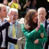 Kate Middleton et le prince William discutent avec des gens, lors du top départ du Tour de France, le 5 juillet 2014 à Leeds, au Royaume-Uni.