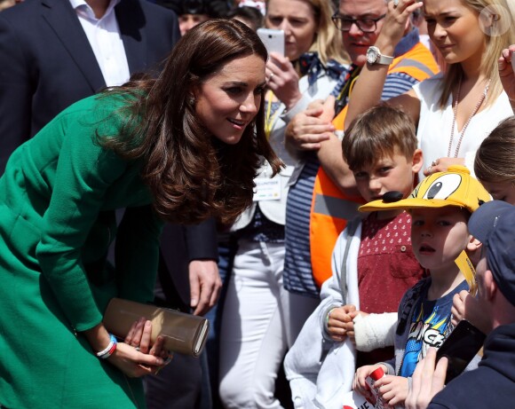 Kate Middleton discute avec des gens, lors du top départ du Tour de France, le 5 juillet 2014 à Leeds, au Royaume-Uni.