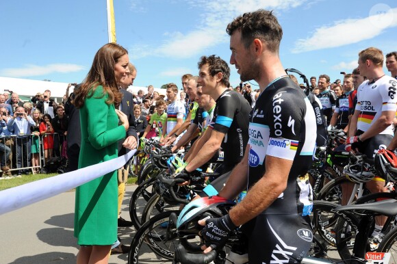 Kate Middleton discute avec Geraint Thomas et Mark Cavendish au départ du Tour de France, le 5 juillet 2014 à Leeds, au Royaume-Uni.
