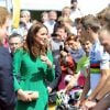 Kate Middleton discute avec Geraint Thomas et Mark Cavendish au départ du Tour de France, le 5 juillet 2014 à Leeds, au Royaume-Uni.