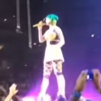 Katy Perry, la catastrophe en plein concert : Vicitime d'une mauvaise chute !