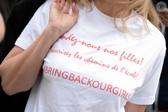 Le t-shirt Bring Back Our Girls (en référence à l'enlèvement de 273 lycéennes au Nigéria) porté par Valérie Trierweiler lors du défilé haute couture Christian Dior automne-hiver 2014-15. Paris, le 7 juillet 2014.