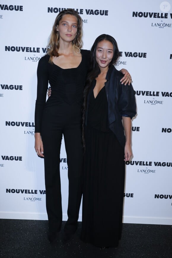 Daria Werbowy et Yiqing Yin lors de la soirée "Nouvelle Vague by Lancôme" au Palais Brogniart à Paris, le 9 juillet 2014.